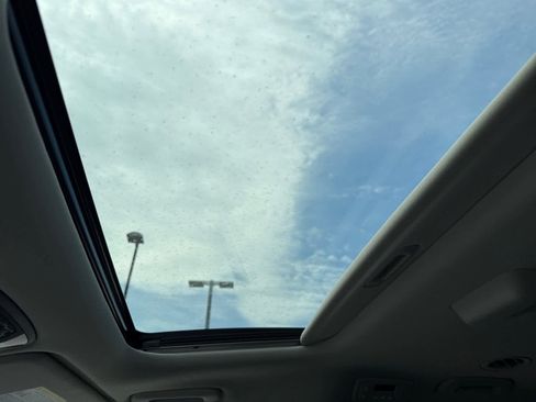 Used 2025 Kia Carnival SX w/ SX Dark Edition Package image 28