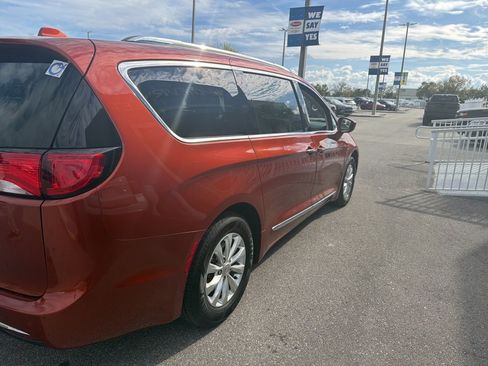 Used 2018 Chrysler Pacifica Touring-L image 3