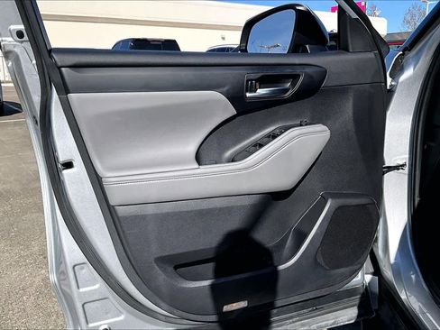 Used 2022 Toyota Highlander XLE image 19