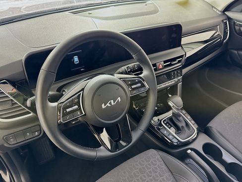 Used 2025 Kia Seltos S image 12