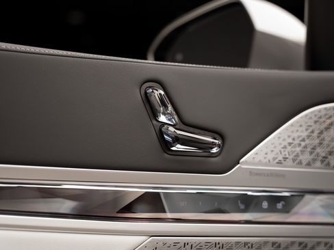 Used 2023 BMW i7 xDrive60 w/ Executive Package 2 image 54