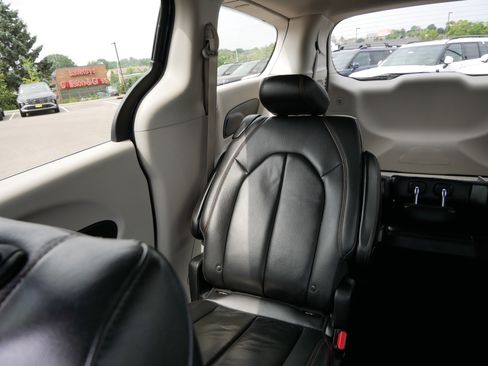 Used 2017 Chrysler Pacifica Touring-L FWD image 12