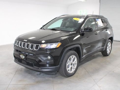 Used 2025 Jeep Compass Latitude AWD/4WD image 4