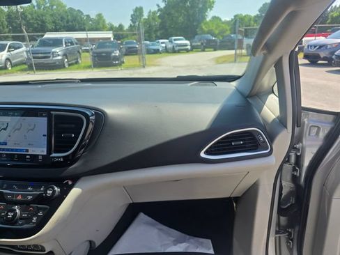 Used 2024 Chrysler Pacifica Touring-L FWD image 40