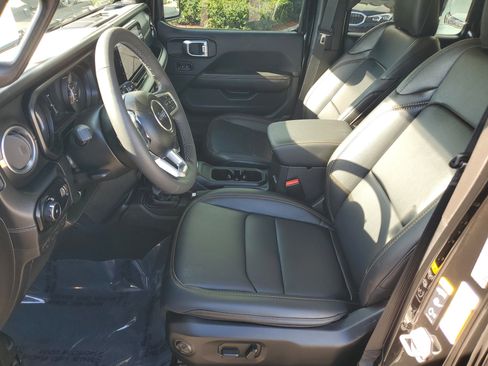 Used 2025 Jeep Wrangler Sahara image 20