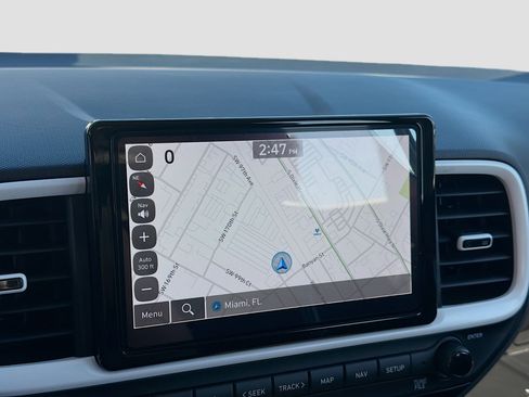 Used 2024 Hyundai Venue Limited image 13