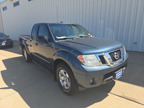 Used 2013 Nissan Frontier SV w/ SV Value Truck Pkg RWD image 2
