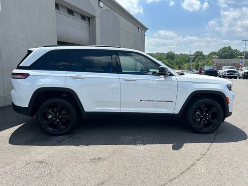 Used 2023 Jeep Grand Cherokee Altitude AWD/4WD image 7