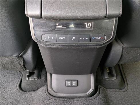 Used 2021 Toyota Highlander XLE FWD image 20