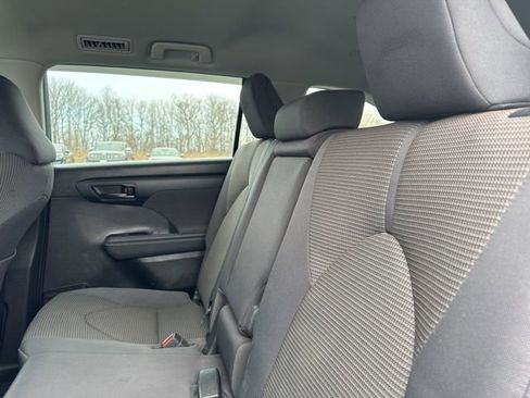 Used 2021 Toyota Highlander LE image 10