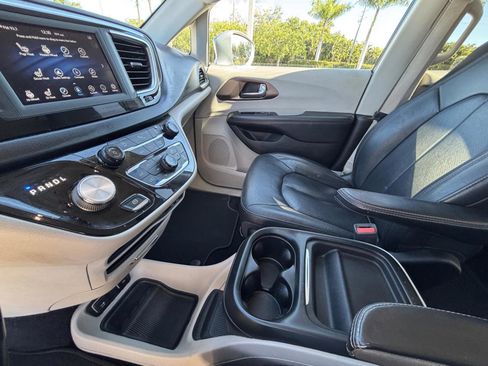 Used 2019 Chrysler Pacifica Touring-L image 10