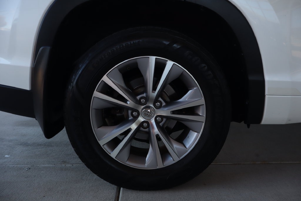 Used 2015 Toyota Highlander XLE AWD/4WD image 10