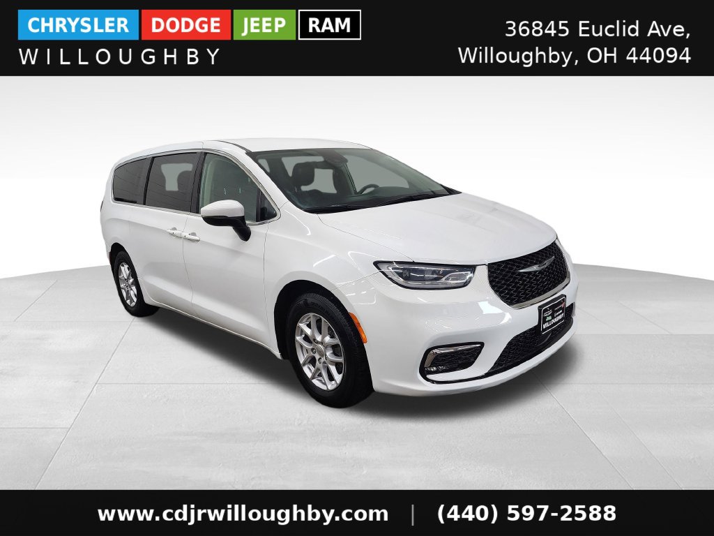 Used 2023 Chrysler Pacifica Touring-L FWD image 3