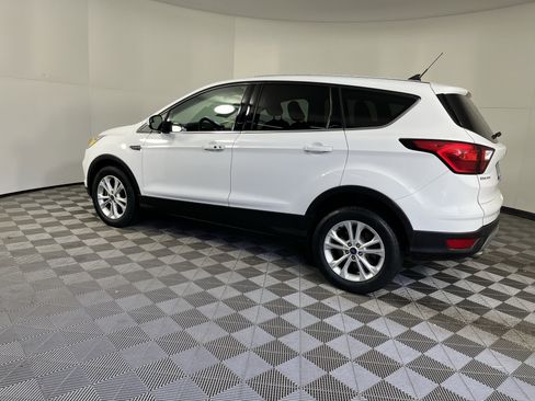 Used 2019 Ford Escape SE image 2