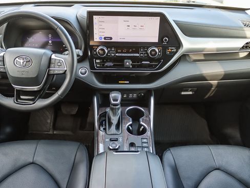 Used 2024 Toyota Highlander Platinum image 11