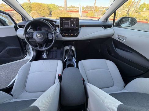 Used 2021 Toyota Corolla LE FWD image 3