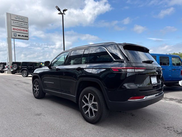 Used 2023 Jeep Grand Cherokee Limited AWD/4WD image 5