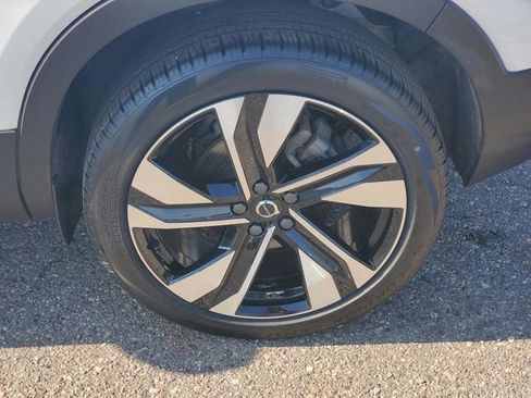 Certified 2025 Volvo XC40 B5 Plus w/ Protection Package Premier AWD/4WD image 7