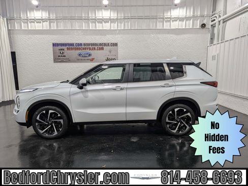 Used 2023 Mitsubishi Outlander SE image 1