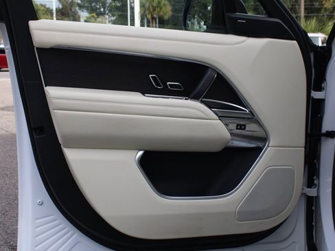 Used 2023 Land Rover Range Rover SE image 9