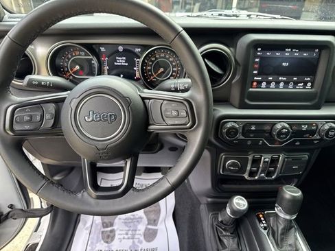 Used 2023 Jeep Gladiator Sport AWD/4WD image 15