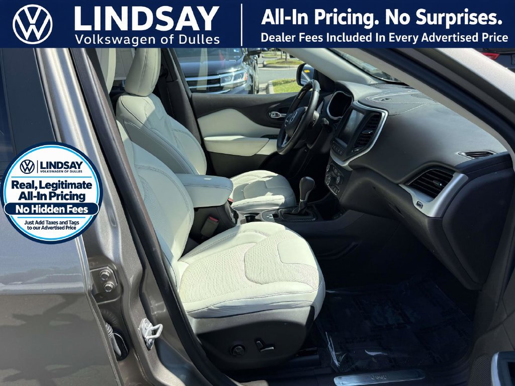Used 2017 Jeep Cherokee Overland w/ Technology Group FWD image 11
