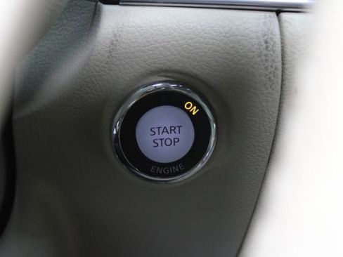 Used 2010 INFINITI M35 w/ Technology Pkg RWD image 11