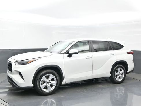 Used 2023 Toyota Highlander L FWD image 2