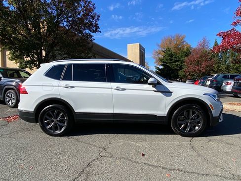 Certified 2022 Volkswagen Tiguan SE w/ Panoramic Sunroof Package image 2