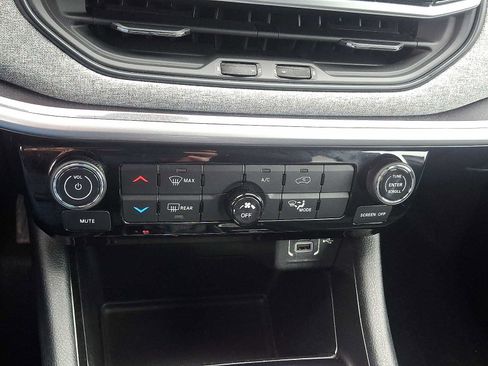 Used 2023 Jeep Compass Latitude image 16