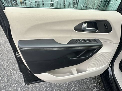 Used 2024 Chrysler Pacifica Touring-L image 14