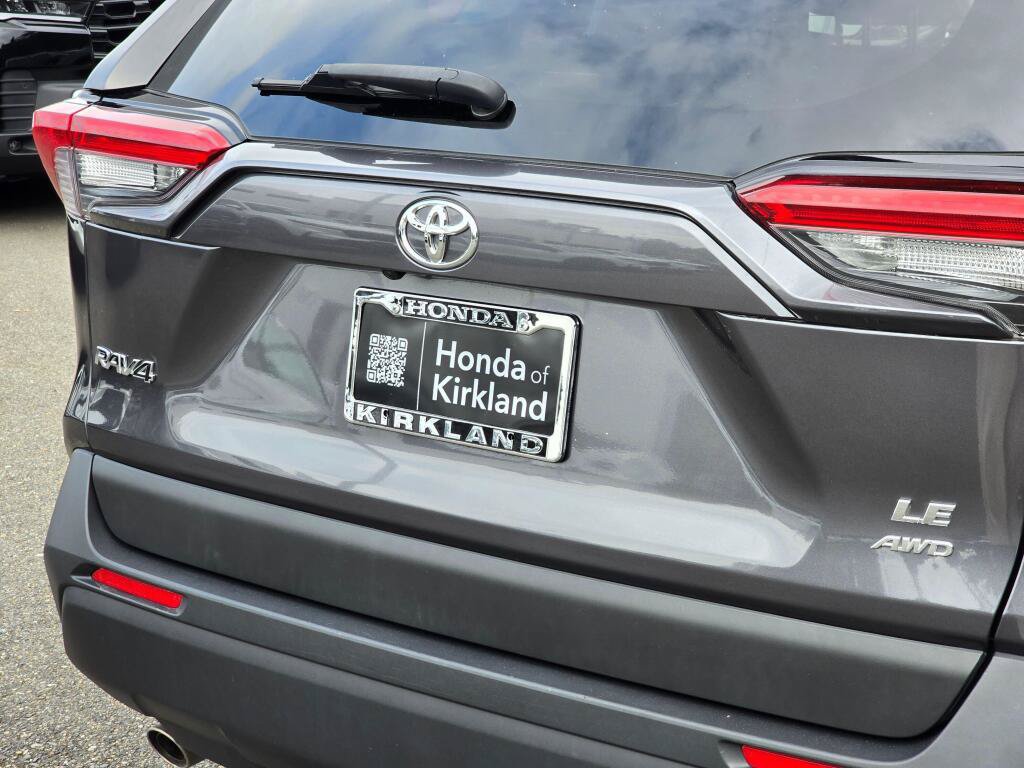 Used 2019 Toyota RAV4 LE w/ Carpet Mat Package AWD/4WD image 15