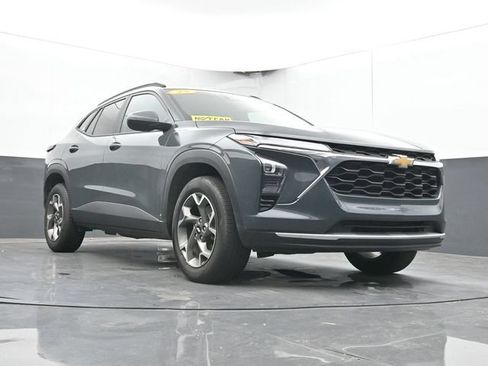 Used 2025 Chevrolet Trax LT FWD image 45