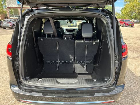 Used 2026 Chrysler Pacifica Limited FWD image 23