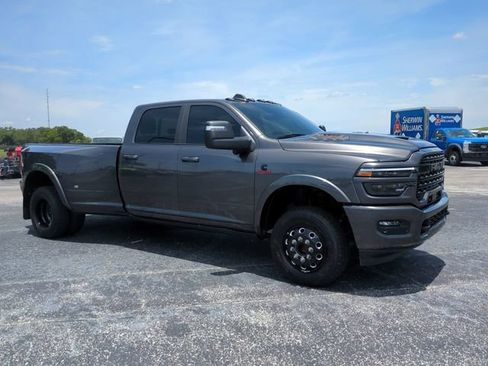 Used 2025 RAM 3500 Limited AWD/4WD image 2
