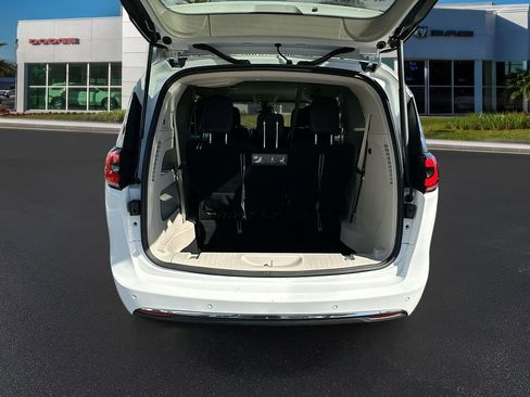 Used 2021 Chrysler Pacifica Touring-L image 26