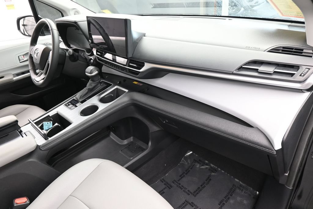 Used 2025 Toyota Sienna XLE w/ XLE Plus Package FWD image 49