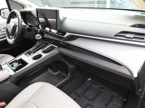 Used 2025 Toyota Sienna XLE w/ XLE Plus Package FWD image 49