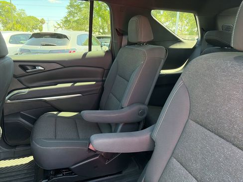 Used 2025 Chevrolet Traverse LT image 9