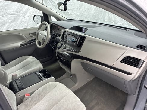 Used 2014 Toyota Sienna LE FWD image 16