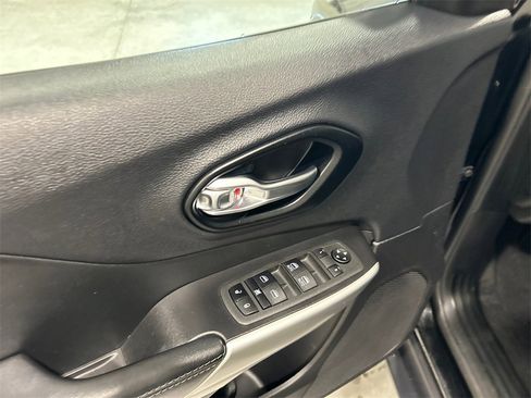 Used 2022 Jeep Cherokee Latitude w/ Sun & Sound Group image 14