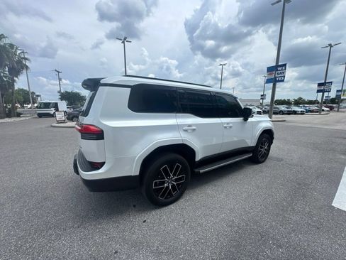 Used 2024 Lexus GX 550 w/ Accessory Package (2T) AWD/4WD image 4