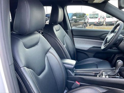 Used 2024 Jeep Compass Latitude w/ Sun and Sound Group image 30