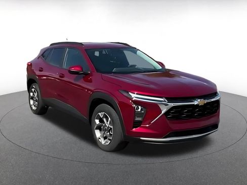 Used 2025 Chevrolet Trax LT FWD image 3