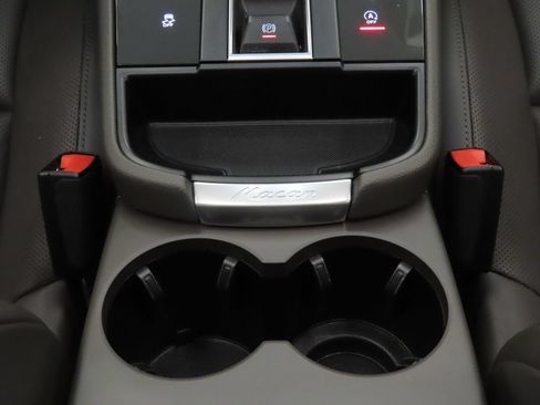 Certified 2024 Porsche Macan AWD/4WD image 28