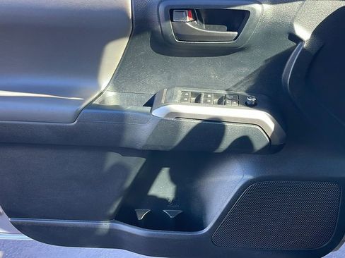 Used 2016 Toyota Tacoma SR5 image 29