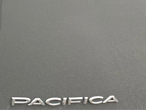 Used 2023 Chrysler Pacifica Touring-L FWD image 23