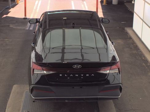Used 2024 Hyundai Elantra SE FWD image 2