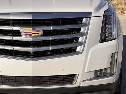 Used 2018 Cadillac Escalade Premium Luxury image 11