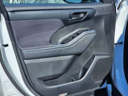 Used 2023 Toyota Highlander LE image 19